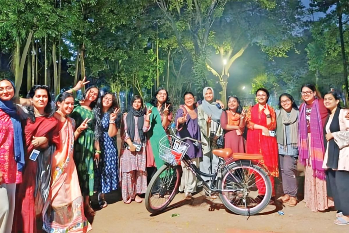 ঢাবির মলচত্বরে ২৮ সেপ্টেম্বর রাতে কেন কেক কাটলেন শিক্ষার্থীরা