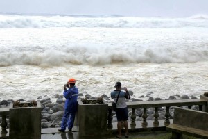 তাণ্ডব চালাচ্ছে বছরের সবচেয়ে শক্তিশালী টাইফুন