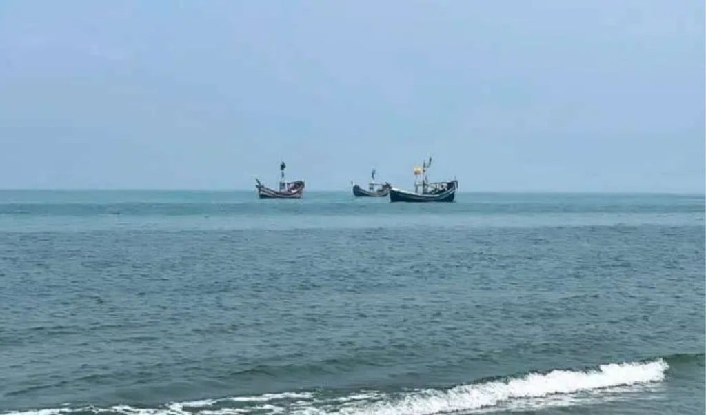 তিনটি ট্রলারসহ ১৮ জেলেকে ধরে নিয়ে গেলো আরাকান আর্মি 1756727763 তিনটি ট্রলারসহ ১৮ জেলেকে ধরে নিয়ে গেলো আরাকান আর্মি