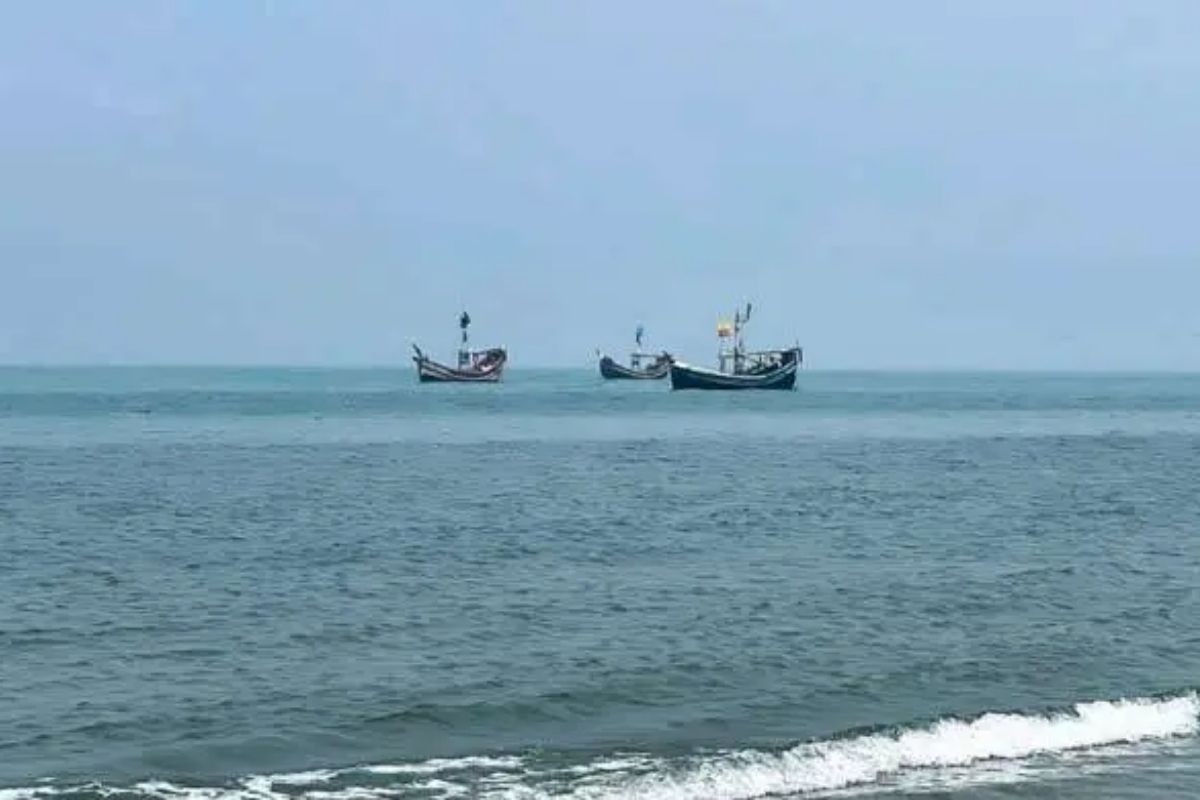 তিনটি ট্রলারসহ ১৮ জেলেকে ধরে নিয়ে গেলো আরাকান আর্মি