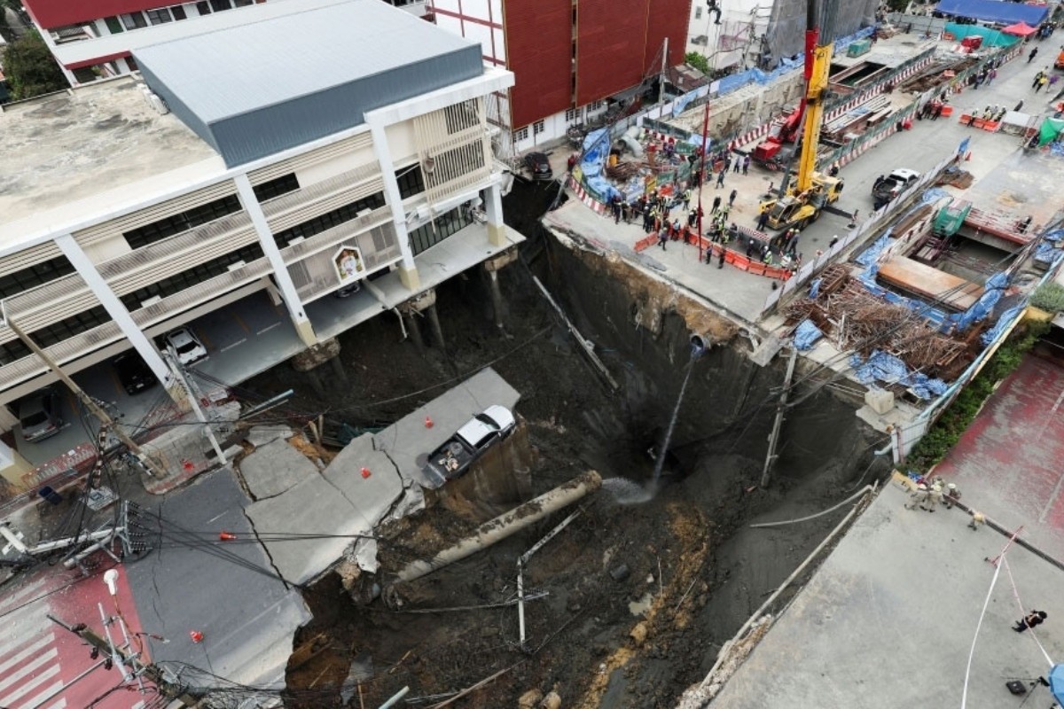 থাইল্যান্ডে হঠাৎ রাস্তার মাঝে তৈরি হলো ১৬০ ফুট গভীর গর্ত