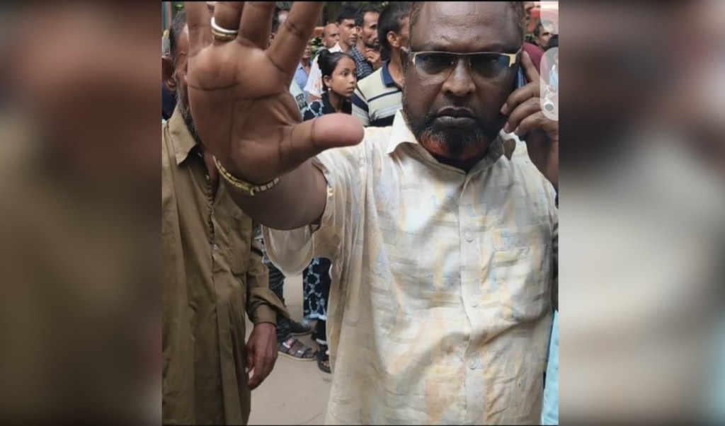 থানা চত্বরে ঘুরছেন সাংবাদিক পেটানো মামলার আসামি, খুঁজে পাচ্ছে না পুলিশ! 3 থানা চত্বরে ঘুরছেন সাংবাদিক পেটানো মামলার আসামি খুঁজে পাচ্ছে না পুলিশ 1757255765 থানা চত্বরে ঘুরছেন সাংবাদিক পেটানো মামলার আসামি, খুঁজে পাচ্ছে না পুলিশ!