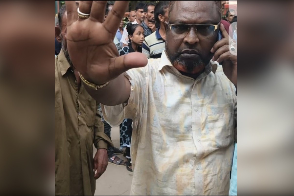 থানা চত্বরে ঘুরছেন সাংবাদিক পেটানো মামলার আসামি, খুঁজে পাচ্ছে না পুলিশ!
