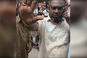 থানা চত্বরে ঘুরছেন সাংবাদিক পেটানো মামলার আসামি, খুঁজে পাচ্ছে না পুলিশ!