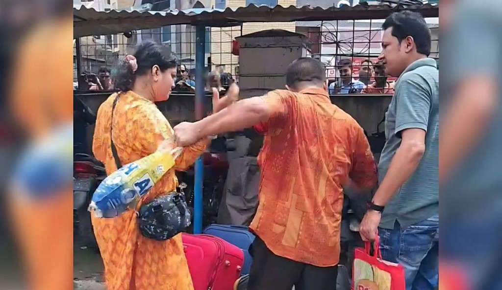 থানার সামনে এক নারীকে স্ত্রী দাবি করে দুই পুরুষের হাতাহাতি কী বলছেন নারী 1758686275 থানার সামনে এক নারীকে স্ত্রী দাবি করে দুই পুরুষের হাতাহাতি, কী বলছেন নারী?