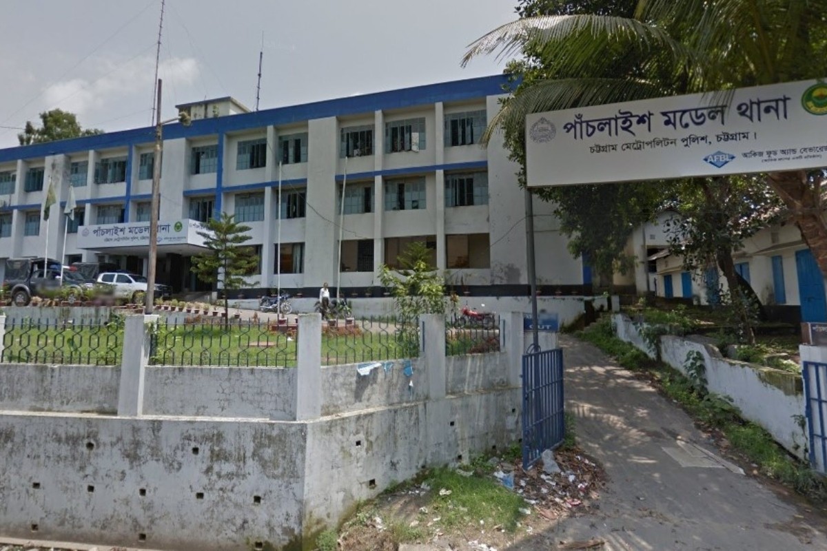 থানার সামনেই নারীর স্বর্ণালংকার ও মোবাইল ছিনতাই