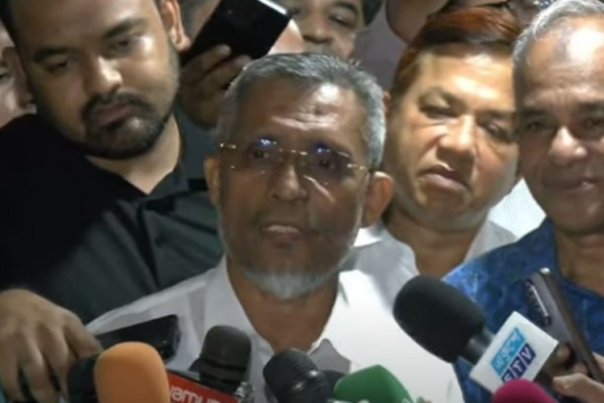 দেশে অবৈধ অস্ত্র আসছে বলে উদ্বেগ প্রকাশ করলেন লুৎফুজ্জামান বাবর