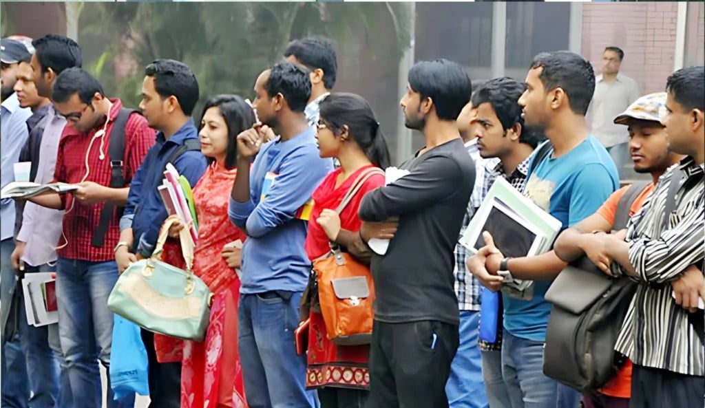 দেশে তিনজন স্নাতক ডিগ্রিধারীর একজন বেকার অর্থনীতিতে অশনিসংকে 2 1758356998 দেশে তিনজন স্নাতক ডিগ্রিধারীর একজন বেকার, অর্থনীতিতে অশনিসংকে