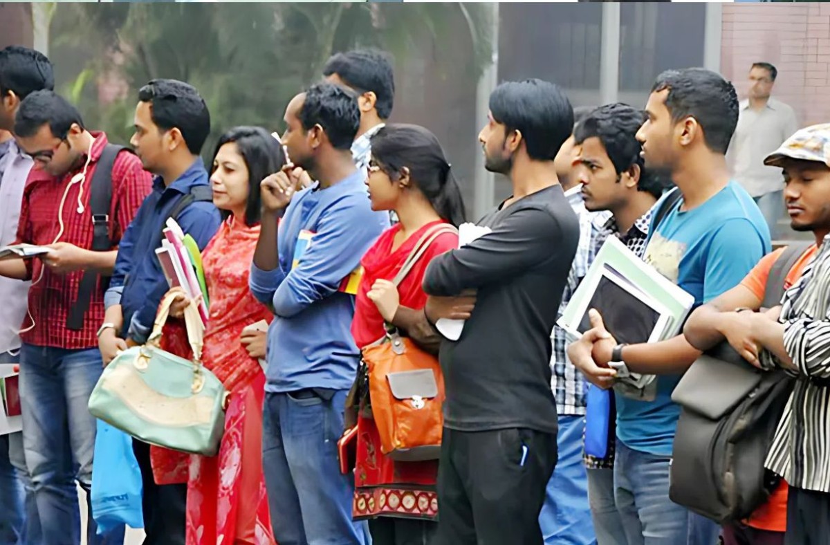 দেশে তিনজন স্নাতক ডিগ্রিধারীর একজন বেকার, অর্থনীতিতে অশনিসংকে