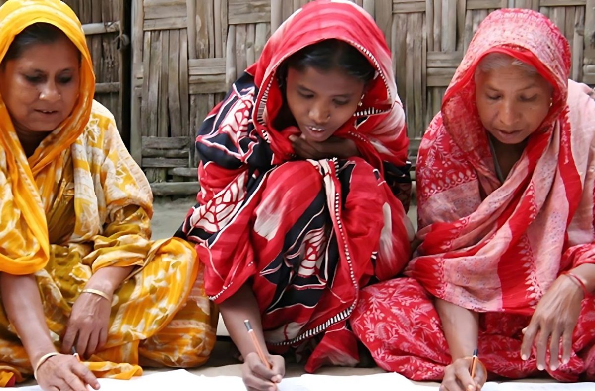 দেশে প্রতি চার জনের একজন গরিব, নিরক্ষরমুক্ত হতে বড় বাধা দারিদ্র্য