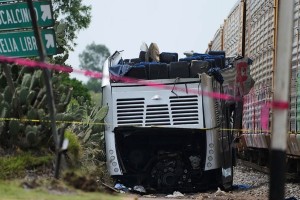 দোতলা বাসে ট্রেনের ধাক্কায় নিহত ১০, আহত ৬১