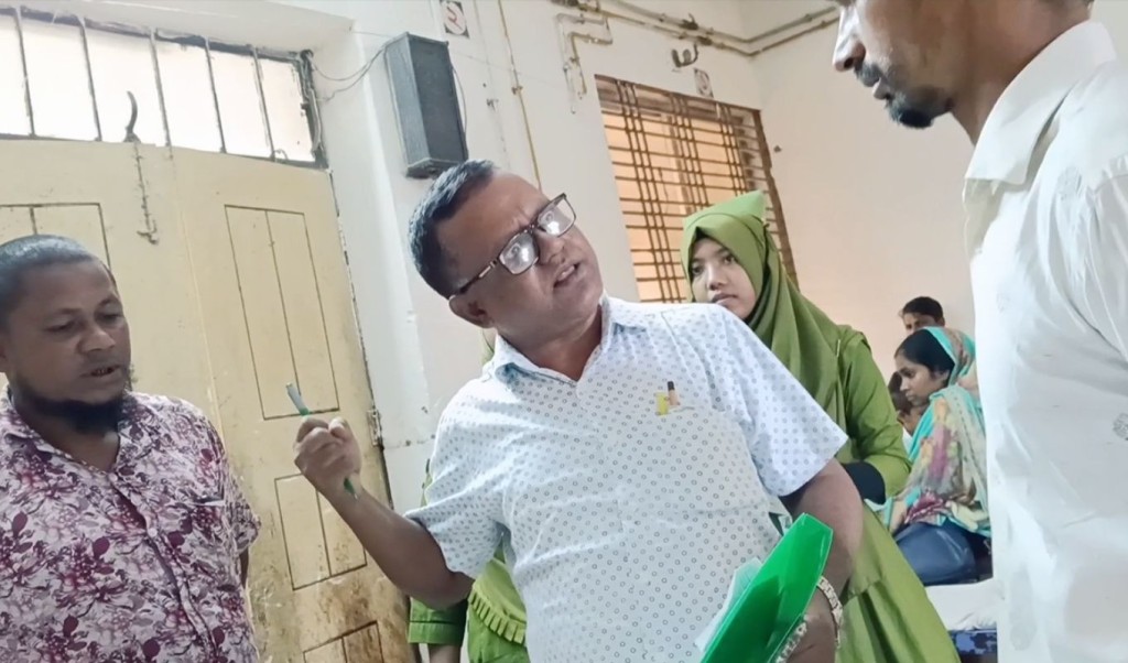 ধর্ষণের শিকার শিশুর স্বজনের সঙ্গে কুরুচিপূর্ণ আচরণ, সেই চিকিৎসক বরখাস্ত 3 ধর্ষণের শিকার শিশুর স্বজনের সঙ্গে কুরুচিপূর্ণ আচরণ সেই চিকিৎসক বরখাস্ত 1758543488 ধর্ষণের শিকার শিশুর স্বজনের সঙ্গে কুরুচিপূর্ণ আচরণ, সেই চিকিৎসক বরখাস্ত