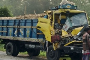 নওগাঁয় দুই ট্রাকের মুখোমুখি সংঘর্ষে চালকের মৃত্যু