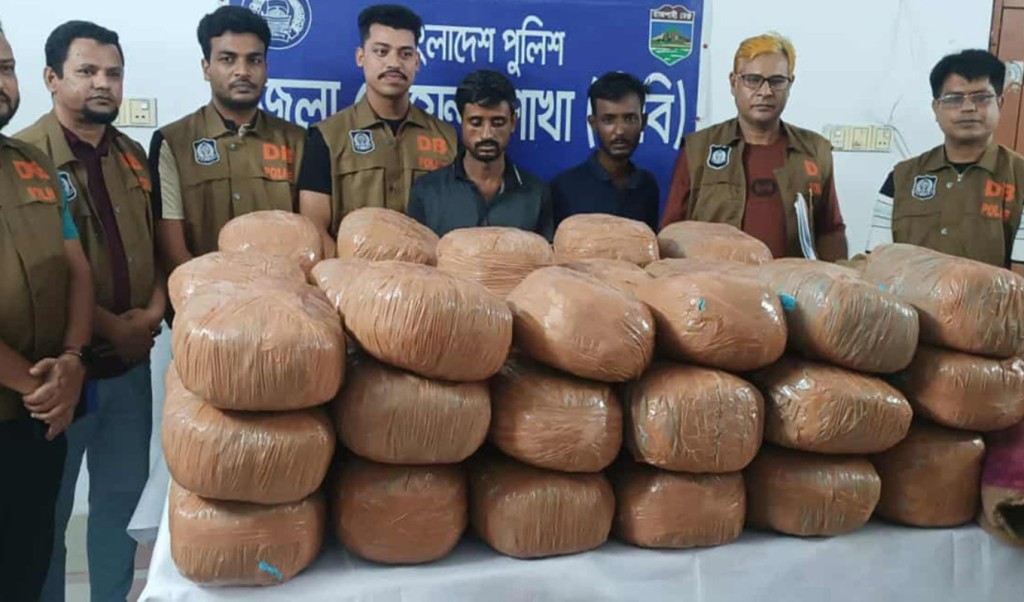 নাটোরে বাস ও ট্রাক থেকে বিপুল পরিমাণ মাদকদ্রব্য উদ্ধার, গ্রেপ্তার ৪ 4 নাটোরে বাস ও ট্রাক থেকে বিপুল পরিমাণ মাদকদ্রব্য উদ্ধার গ্রেপ্তার ৪ 1757854732 নাটোরে বাস ও ট্রাক থেকে বিপুল পরিমাণ মাদকদ্রব্য উদ্ধার, গ্রেপ্তার ৪