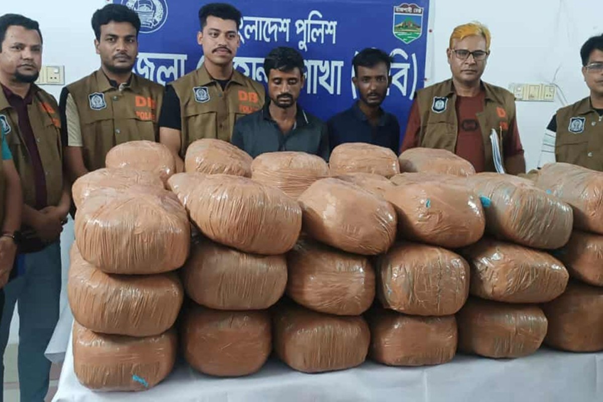 নাটোরে বাস ও ট্রাক থেকে বিপুল পরিমাণ মাদকদ্রব্য উদ্ধার, গ্রেপ্তার ৪