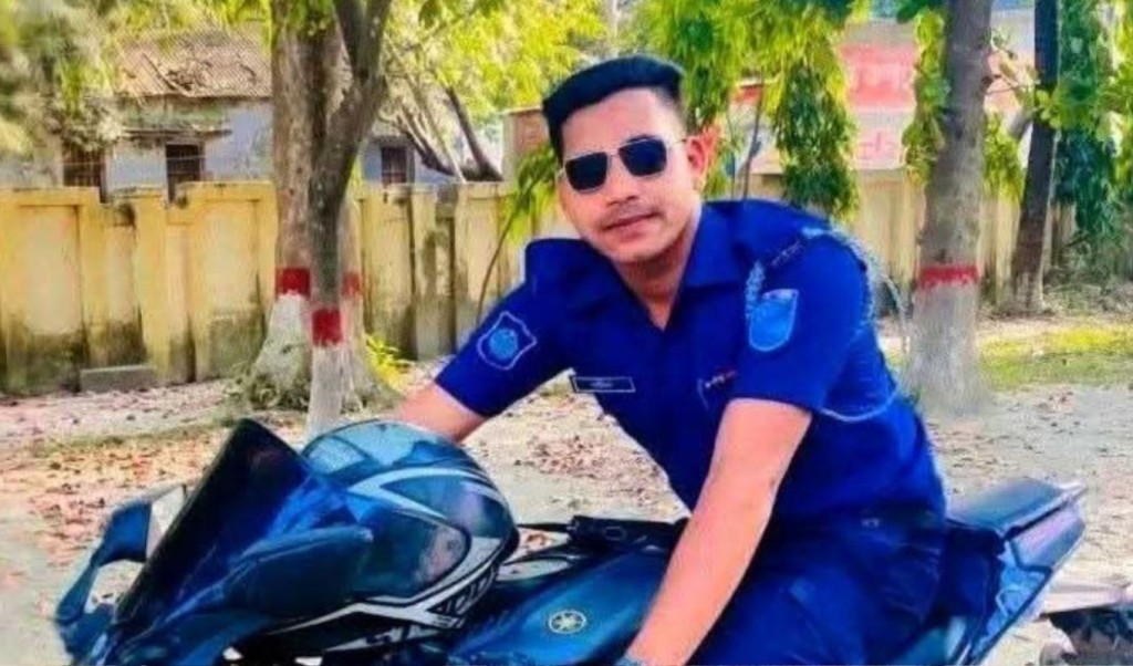 নারী শ্রমিককে বাঁচাতে গিয়ে পুলিশ সদস্যের মৃত্যু 4 নারী শ্রমিককে বাঁচাতে গিয়ে পুলিশ সদস্যের মৃত্যু 1758187396 নারী শ্রমিককে বাঁচাতে গিয়ে পুলিশ সদস্যের মৃত্যু