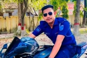 নারী শ্রমিককে বাঁচাতে গিয়ে পুলিশ সদস্যের মৃত্যু