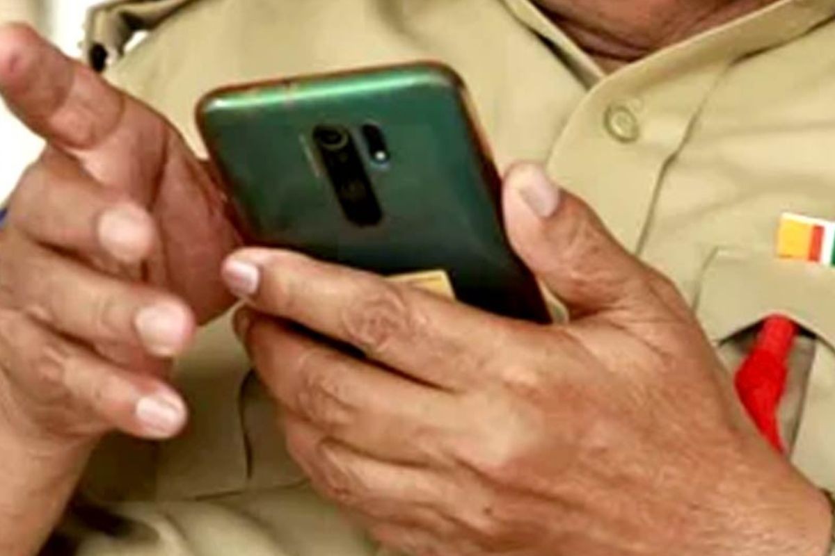 নারীকে মেসেজ পাঠিয়ে সাসপেন্ড হলেন কনস্টেবল