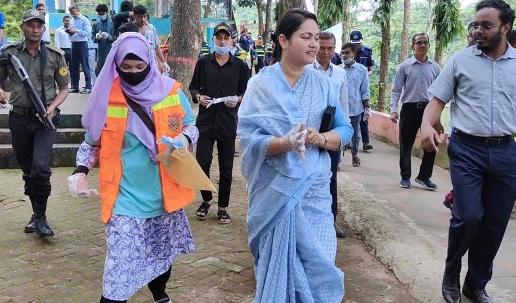 নিজেরাই ময়লা ফেলে পরিচ্ছন্নতা অভিযান ভাইরাল ভিডিও নিয়ে যা বললেন ডিসি 1759033090 নিজেরাই ময়লা ফেলে পরিচ্ছন্নতা অভিযান, ভাইরাল ভিডিও নিয়ে যা বললেন ডিসি
