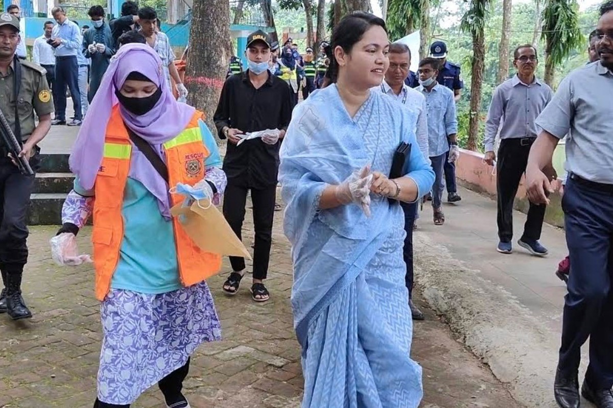 নিজেরাই ময়লা ফেলে পরিচ্ছন্নতা অভিযান, ভাইরাল ভিডিও নিয়ে যা বললেন ডিসি