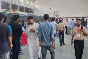 নিয়ম ভেঙে ভোট কেন্দ্রে ছাত্রদল প্যানেলের ভিপি প্রার্থী আবিদুল