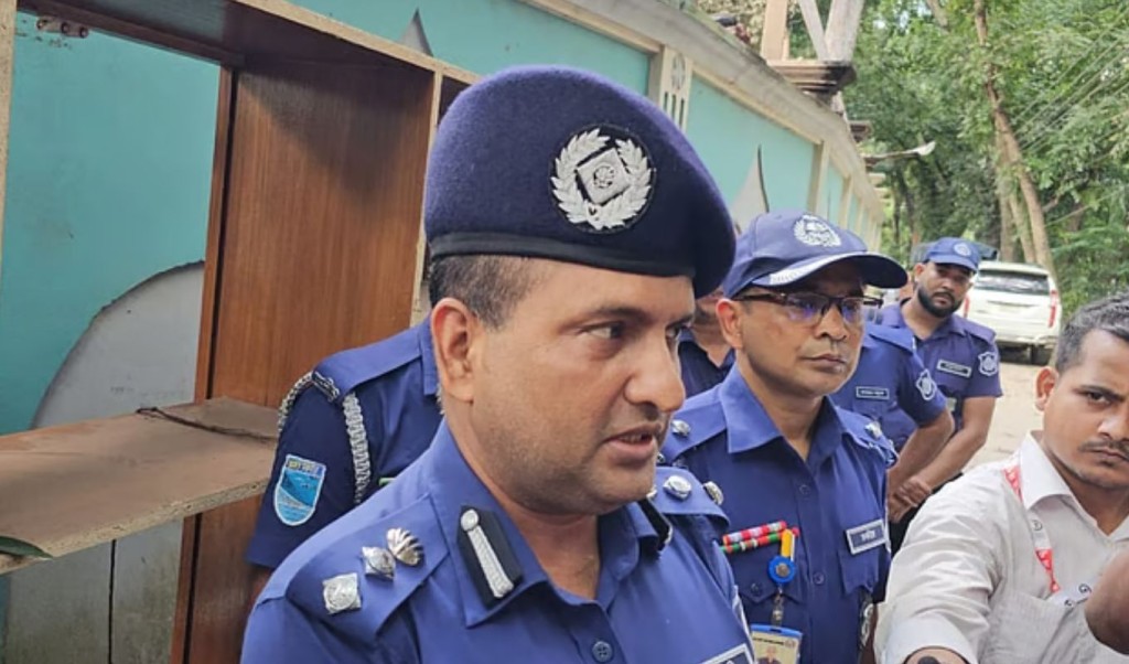 নুরাল পাগলার লাশ পোড়ানোর ঘটনায় অতিরিক্ত ডিআইজির হুঁশিয়ারি 3 নুরাল পাগলার লাশ পোড়ানোর ঘটনায় অতিরিক্ত ডিআইজির হুঁশিয়ারি 1757339765 নুরাল পাগলার লাশ পোড়ানোর ঘটনায় অতিরিক্ত ডিআইজির হুঁশিয়ারি