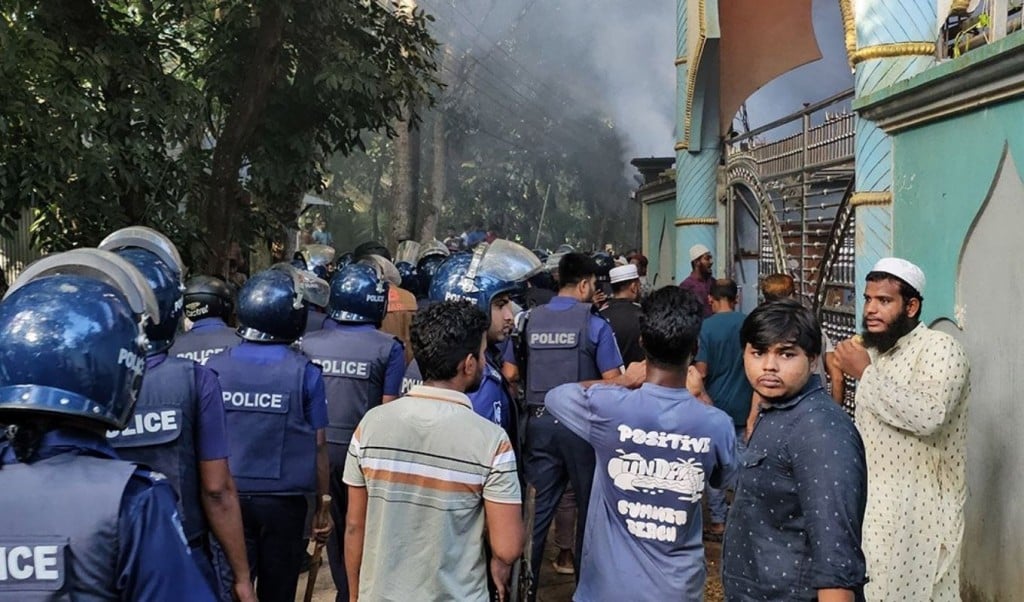 নুরাল পাগলের লাশ তুলে পুড়িয়ে দেওয়ার ঘটনায় ৩৫০০ জনের বিরুদ্ধে মামলা 1757139514 নুরাল পাগলের লাশ তুলে পুড়িয়ে দেওয়ার ঘটনায় ৩৫০০ জনের বিরুদ্ধে মামলা