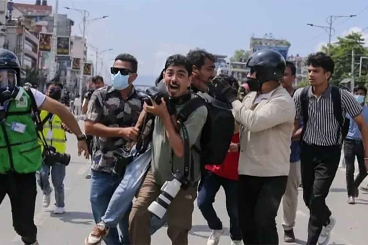 দেশ ত্যাগের পরিকল্পনা প্রধানমন্ত্রী ওলির!