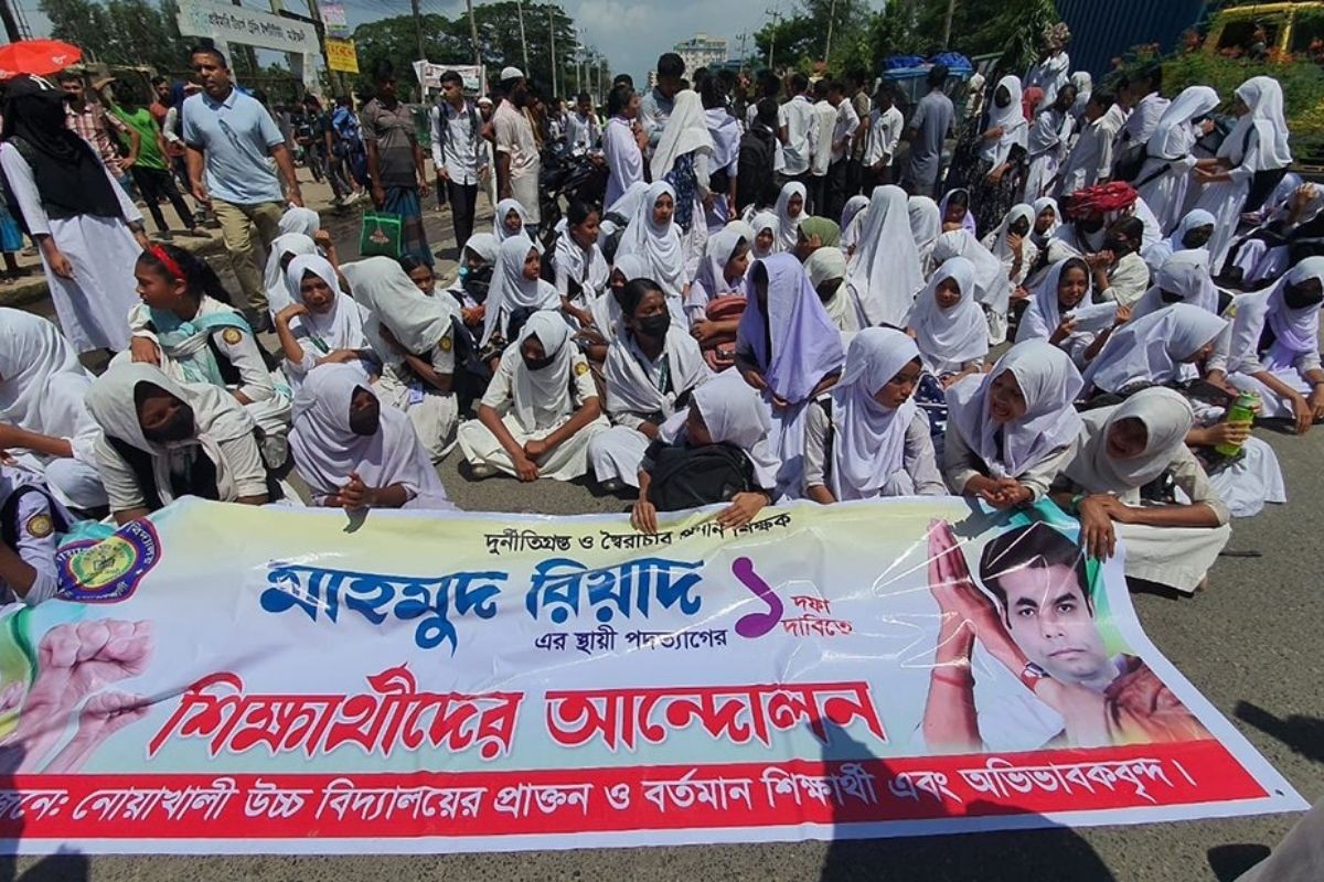 প্রধান শিক্ষকের অপসারণের দাবিতে নোয়াখালীতে শিক্ষার্থীদের সড়ক অবরোধ