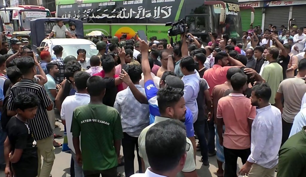 নোয়াখালীতে মাইক্রোস্ট্যান্ড উচ্ছেদে গিয়ে অবরুদ্ধ ম্যাজিস্ট্রেট গাড়ি ভাঙচুর 1756718659 নোয়াখালীতে মাইক্রোস্ট্যান্ড উচ্ছেদে গিয়ে অবরুদ্ধ ম্যাজিস্ট্রেট, গাড়ি ভাঙচুর