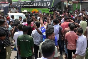 নোয়াখালীতে মাইক্রোস্ট্যান্ড উচ্ছেদে গিয়ে অবরুদ্ধ ম্যাজিস্ট্রেট, গাড়ি ভাঙচুর