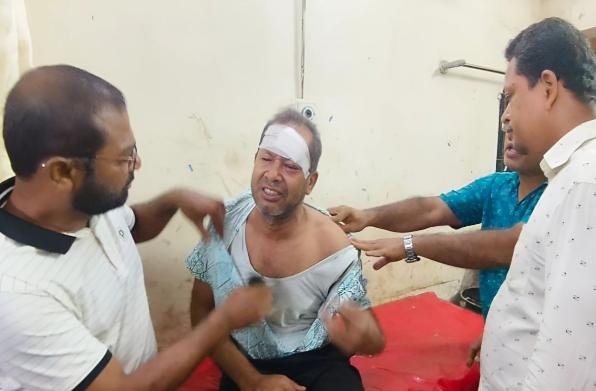 পটুয়াখালীতে আইনজীবীকে পিটিয়ে-কুপিয়ে জখম