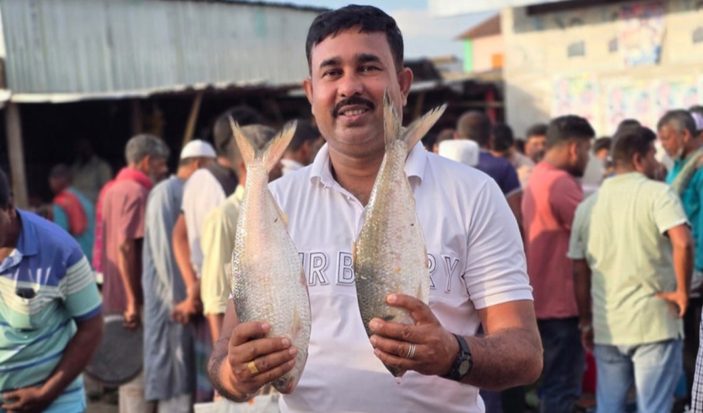 পদ্মার দুই ইলিশ ১৬ হাজার টাকায় বিক্রি 4 পদ্মার দুই ইলিশ ১৬ হাজার টাকায় বিক্রি 1756910032 পদ্মার দুই ইলিশ ১৬ হাজার টাকায় বিক্রি