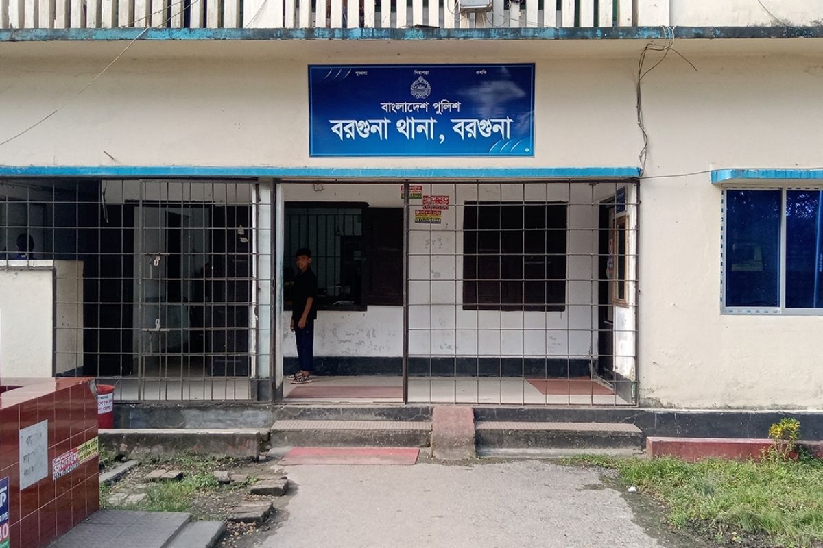 পল্লী বিদ্যুতকর্মীকে বেঁধে রাখেন নারী গ্রাহক, অতঃপর….