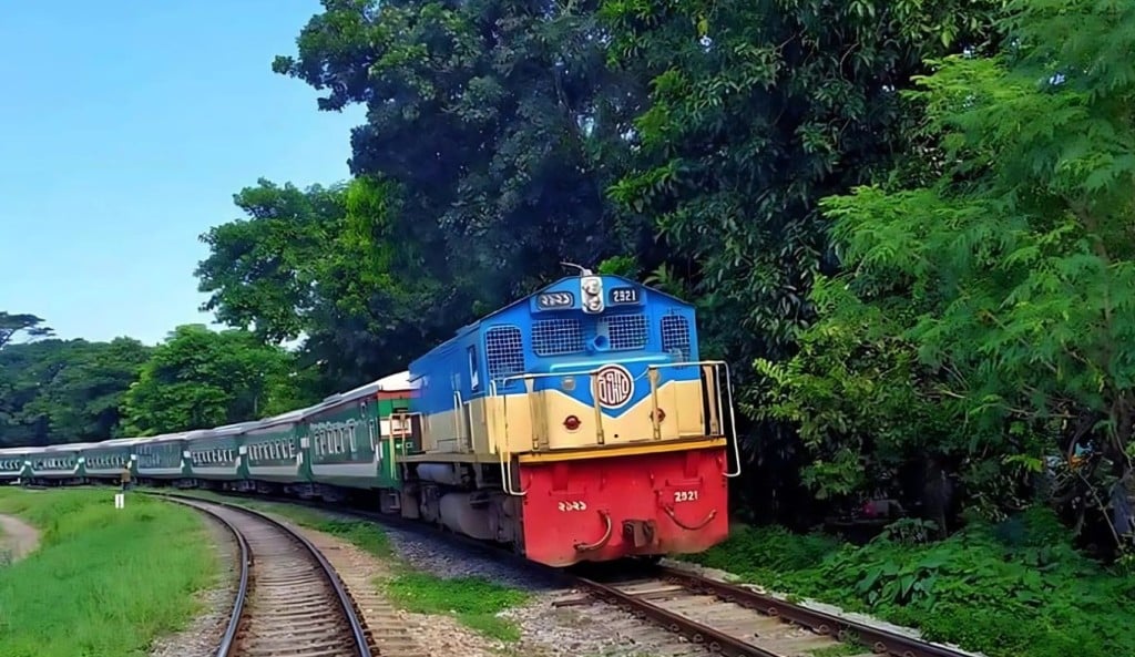 পাঁচ ঘণ্টা পর রাজধানীর সঙ্গে উত্তরবঙ্গের ট্রেন চলাচল স্বাভাবিক 1759120060 পাঁচ ঘণ্টা পর রাজধানীর সঙ্গে উত্তরবঙ্গের ট্রেন চলাচল স্বাভাবিক