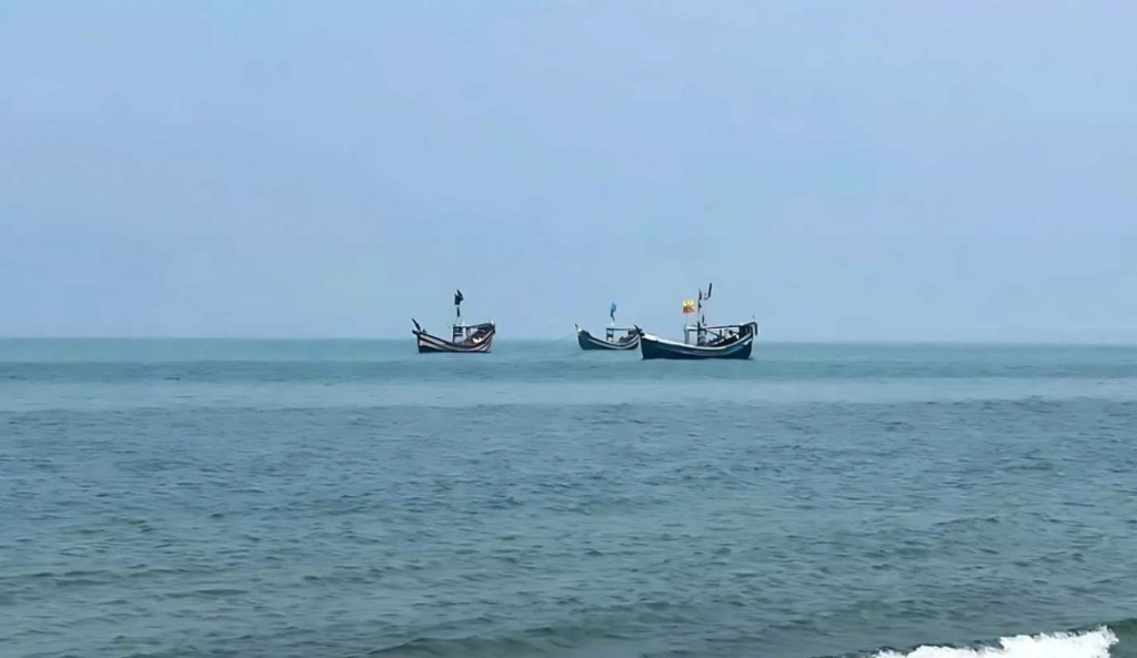 পাঁচ ফিশিং বোটসহ ৪০ জেলে ধরে নিয়ে গেলো আরাকান আর্মি 1757577262 পাঁচ ফিশিং বোটসহ ৪০ জেলে ধরে নিয়ে গেলো আরাকান আর্মি