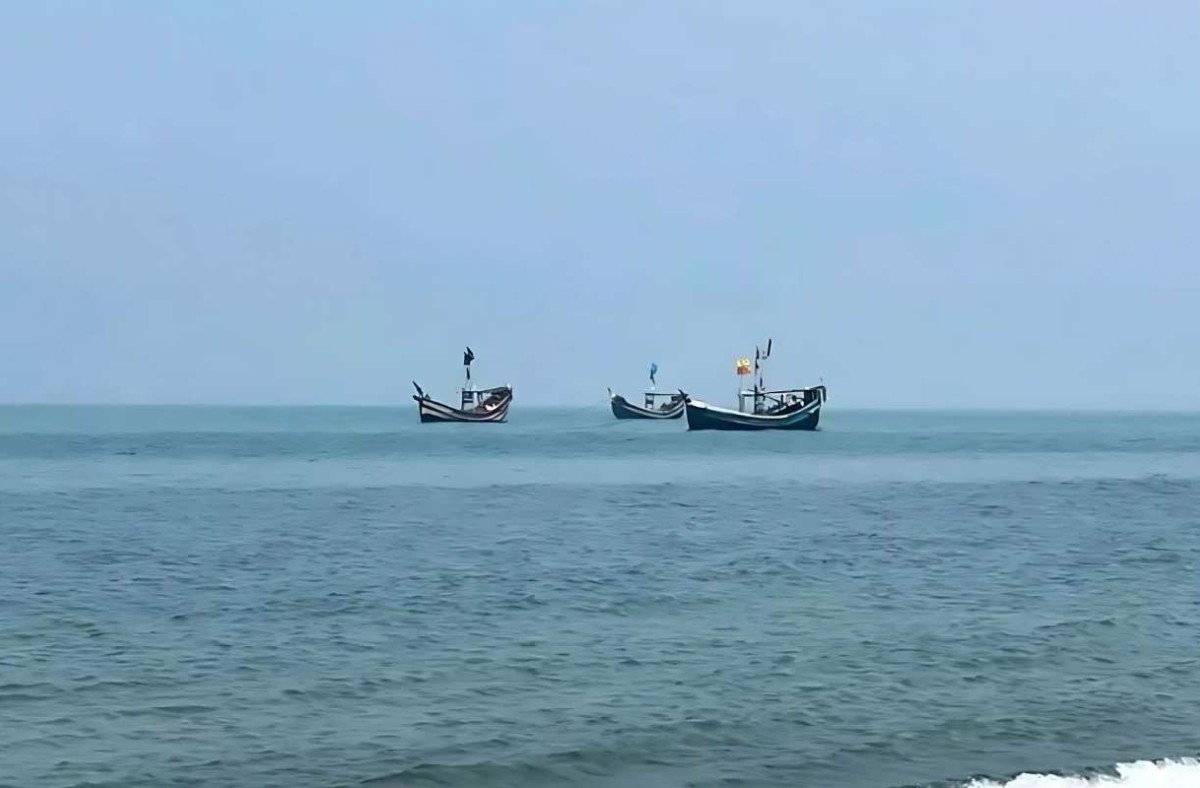 পাঁচ ফিশিং বোটসহ ৪০ জেলে ধরে নিয়ে গেলো আরাকান আর্মি