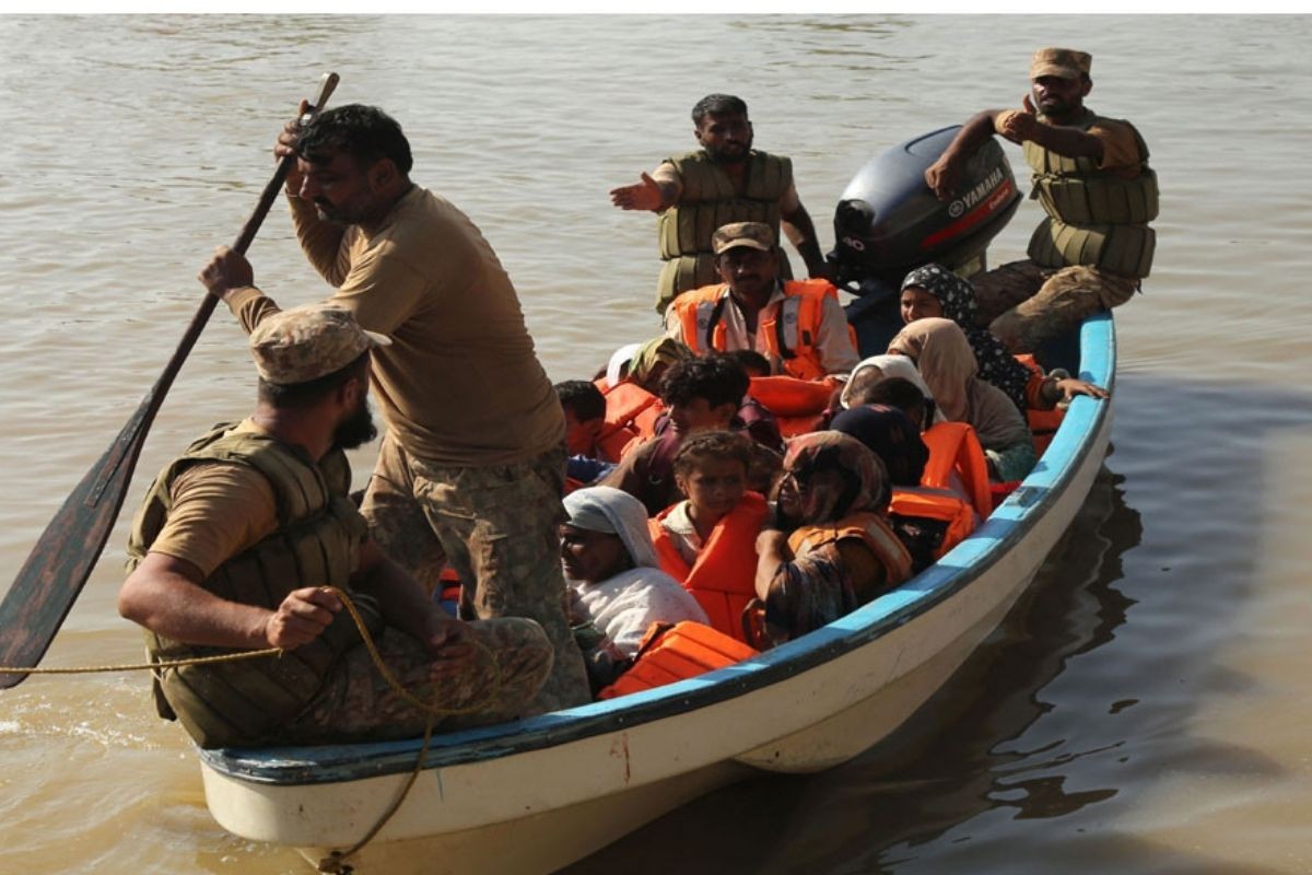 পাকিস্তানে বন্যা: উদ্ধারকারীদের নৌকা উল্টে নিহত ৯
