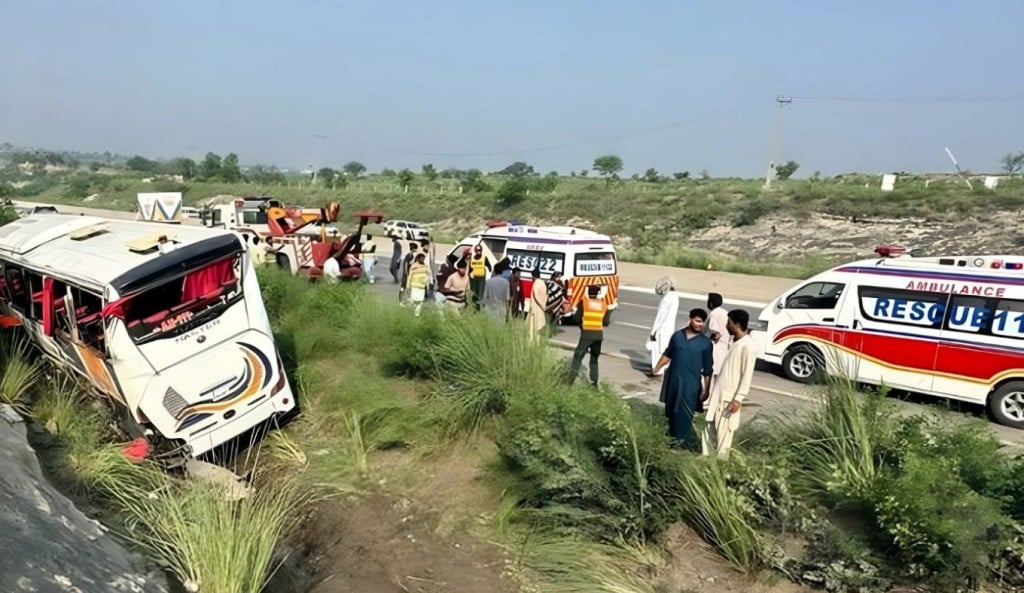 পাকিস্তানে সড়ক দুর্ঘটনায় একই পরিবারের ১১ জন নিহত 1758875098 পাকিস্তানে সড়ক দুর্ঘটনায় একই পরিবারের ১১ জন নিহত