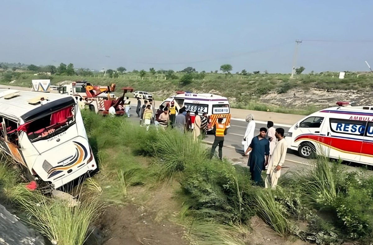 পাকিস্তানে সড়ক দুর্ঘটনায় একই পরিবারের ১১ জন নিহত