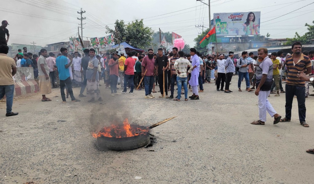 পাবনায় আসন পুনর্বহালের দাবিতে মহাসড়ক অবরোধ 3 পাবনায় আসন পুনর্বহালের দাবিতে মহাসড়ক অবরোধ 1757236434 পাবনায় আসন পুনর্বহালের দাবিতে মহাসড়ক অবরোধ