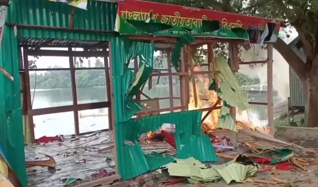 পাবনায় ঘাট নিয়ন্ত্রণ নিয়ে সংঘর্ষ-গোলাগুলি, বিএনপির কার্যালয়ে আগুন 4 পাবনায়