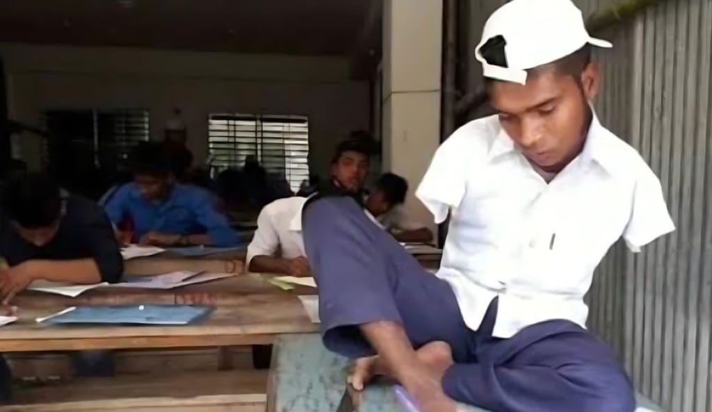 পায়ে লিখে এইচএসসি পাস প্রতিবন্ধকতায় মিলছে না এনআইডি 1758615101 পায়ে লিখে এইচএসসি পাস, প্রতিবন্ধকতায় মিলছে না এনআইডি