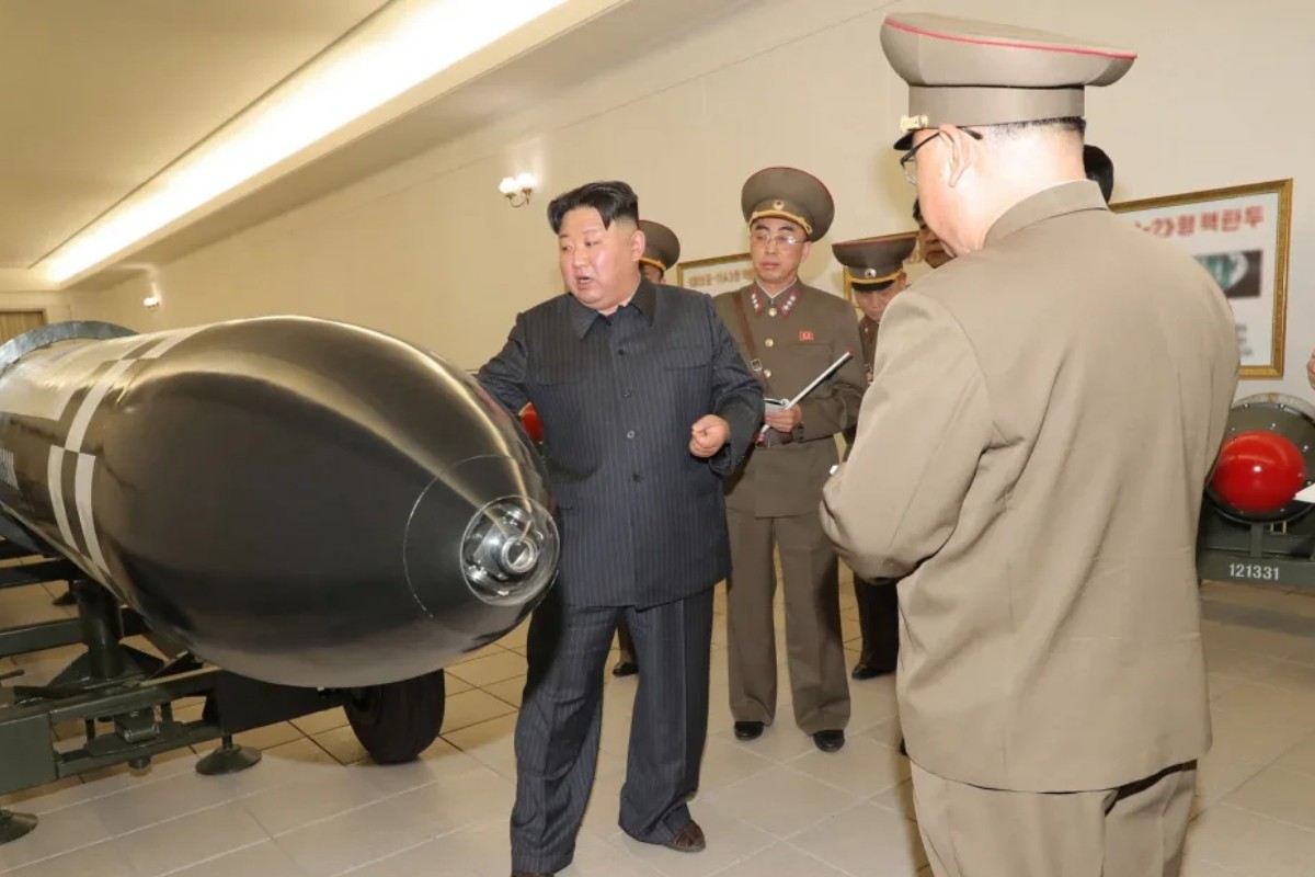 পারমাণবিক ‘ঢাল-তলোয়ারে’ ধার দিতে বললেন কিম