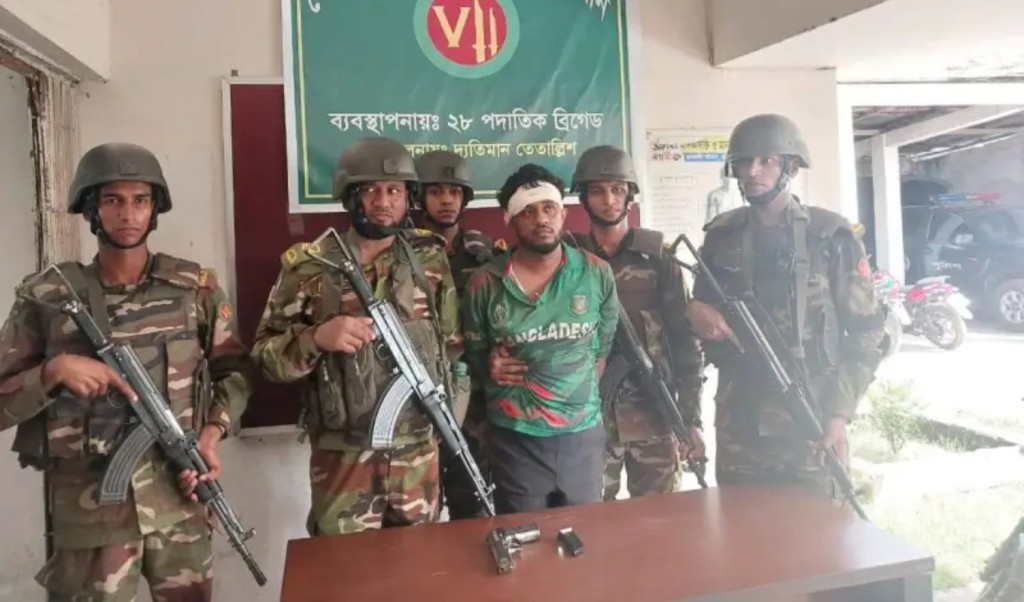 পিস্তল ঠেকিয়ে ছিনতাইয়ের চেষ্টা, যুবককে গণপিটুনি 4 পিস্তল ঠেকিয়ে ছিনতাইয়ের চেষ্টা যুবককে গণপিটুনি 1759058296 পিস্তল ঠেকিয়ে ছিনতাইয়ের চেষ্টা, যুবককে গণপিটুনি