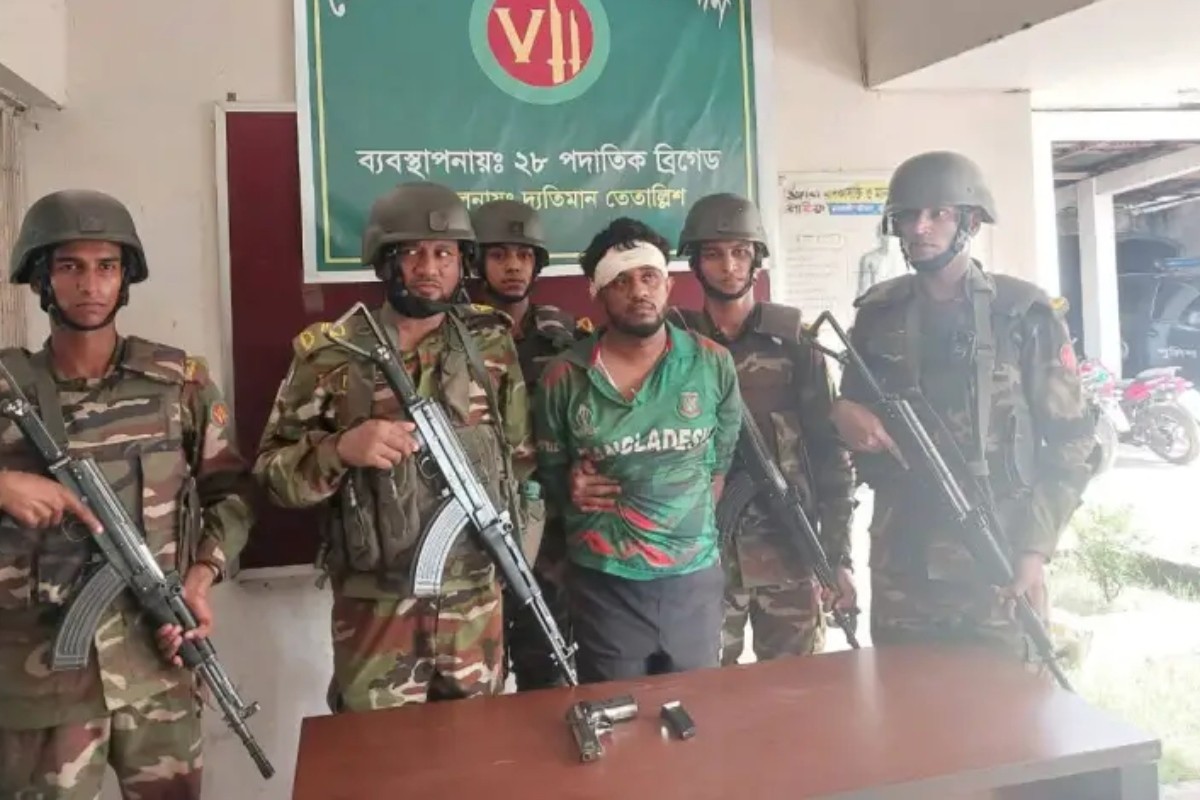 পিস্তল ঠেকিয়ে ছিনতাইয়ের চেষ্টা, যুবককে গণপিটুনি