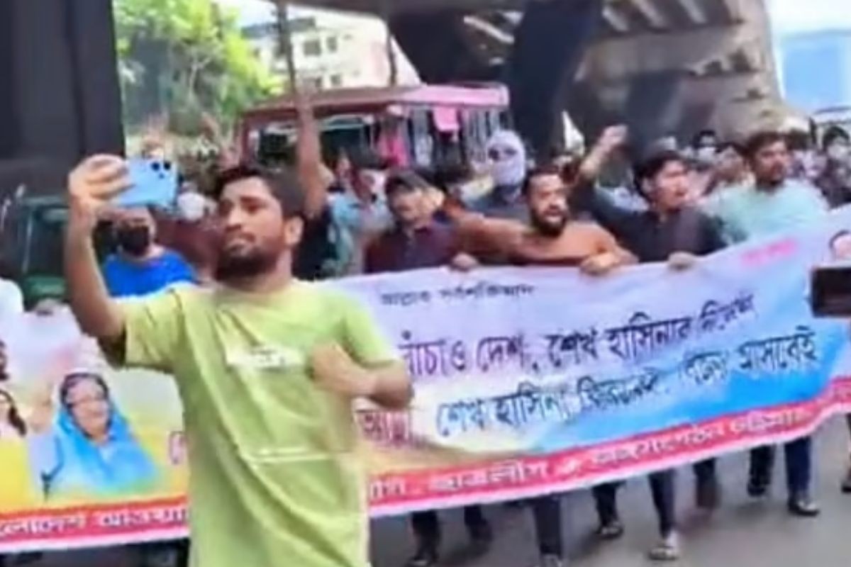 পুলিশ কমিশনারের কার্যালয়ের সামনে ছাত্রলীগের ঝটিকা মিছিল