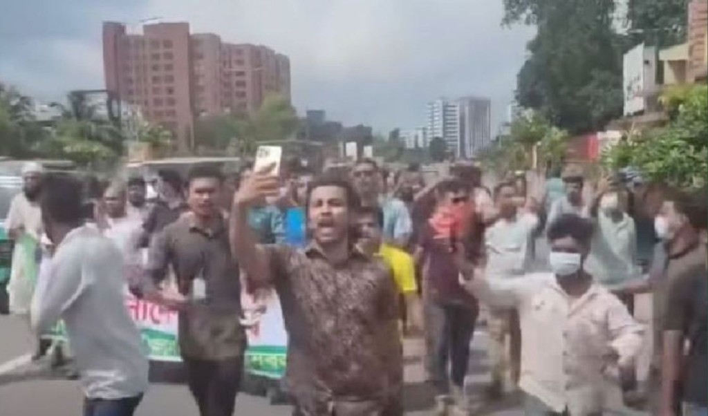 পুলিশের গাড়ির সামনেই বিশাল মিছিল করল আওয়ামী লীগ 3 পুলিশের গাড়ির সামনেই বিশাল মিছিল করল আওয়ামী লীগ 1757766512 পুলিশের গাড়ির সামনেই বিশাল মিছিল করল আওয়ামী লীগ