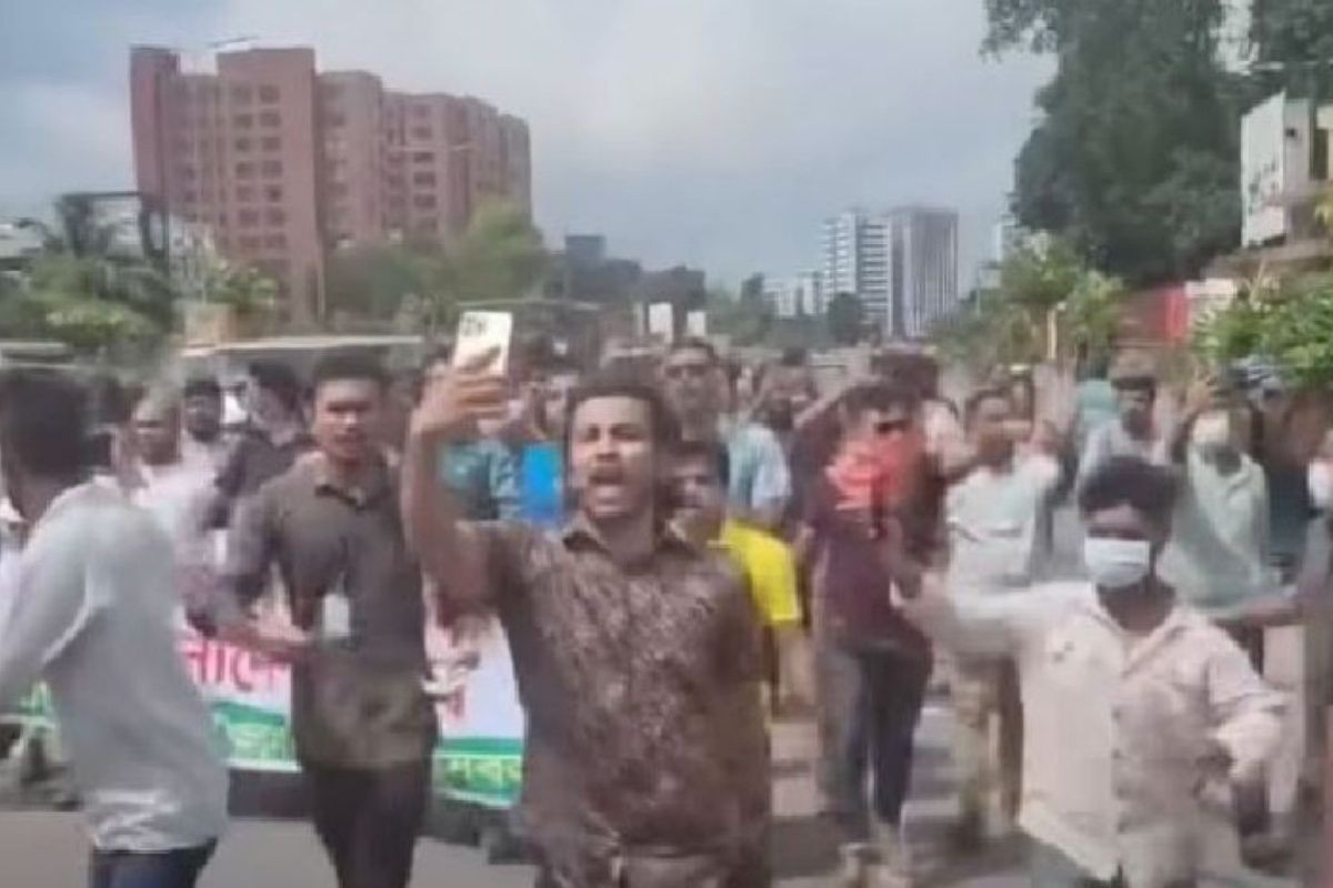 পুলিশের গাড়ির সামনেই বিশাল মিছিল করল আওয়ামী লীগ