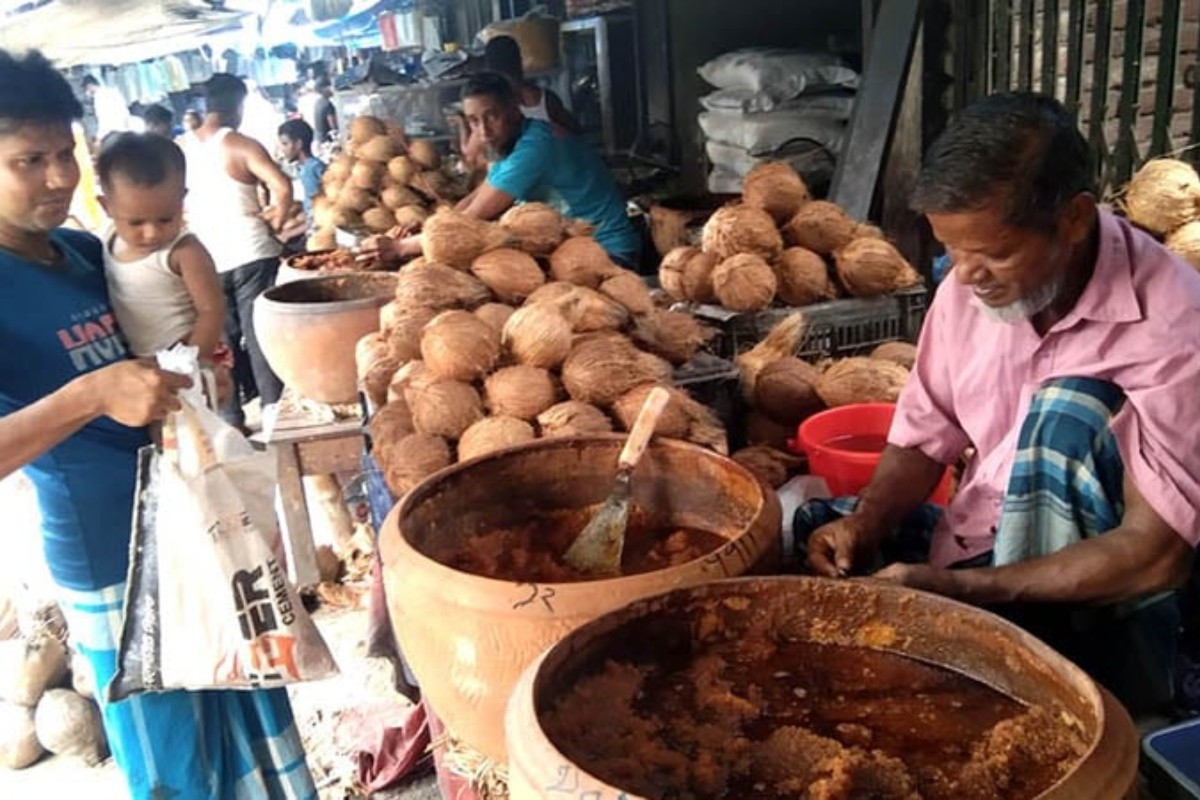 পূজা ঘিরে নারকেল-গুড়ের দাম আকাশছোঁয়া